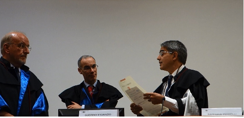 Il prof. Raffaele Perrelli pronuncia la formula in latino di conferimento della laurea honoris causa a Karl-Otto Apel