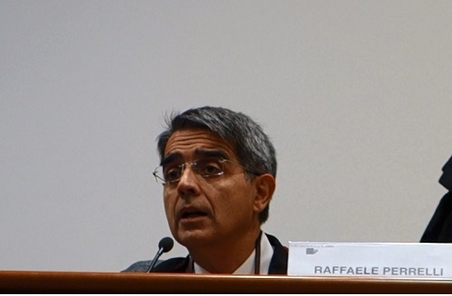 Il prof. Raffaele Perrelli (Direttore del Dipartimento di Studi Umanistici) 