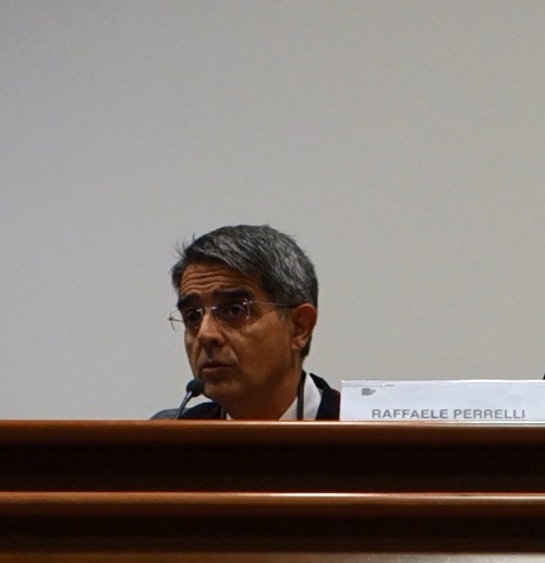 Il Direttore del Dipartimento di Studi Umanistici, Prof. Raffaele Perrelli, durante il suo intervento