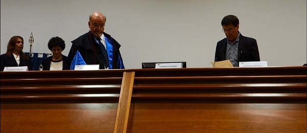 Il prof. Michele Borrelli (presidente del Centro Filosofico Internazionale Karl-Otto Apel)  legge la motivazione del premio